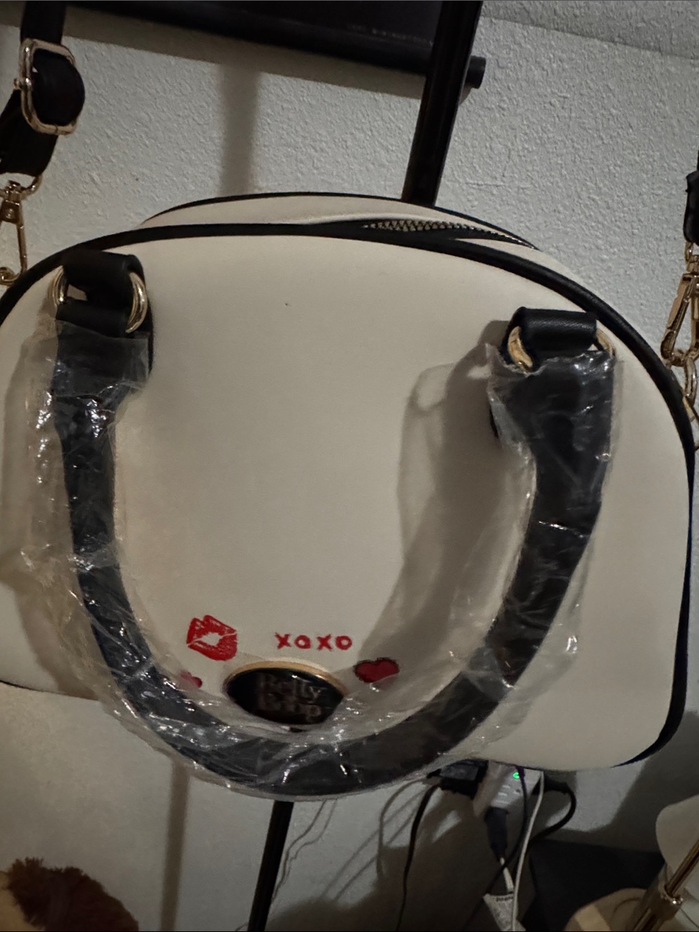 Betty Boop Cream Crossbody Bag with Red Heart and Black Trim - Picture 4 of 6